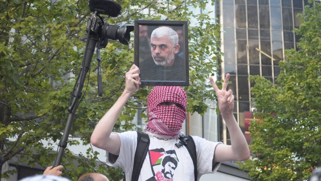 Antiisraelischer Demonstrant in New York mit dem Bild des neuen Hamas-Führers Yahya Sinwar