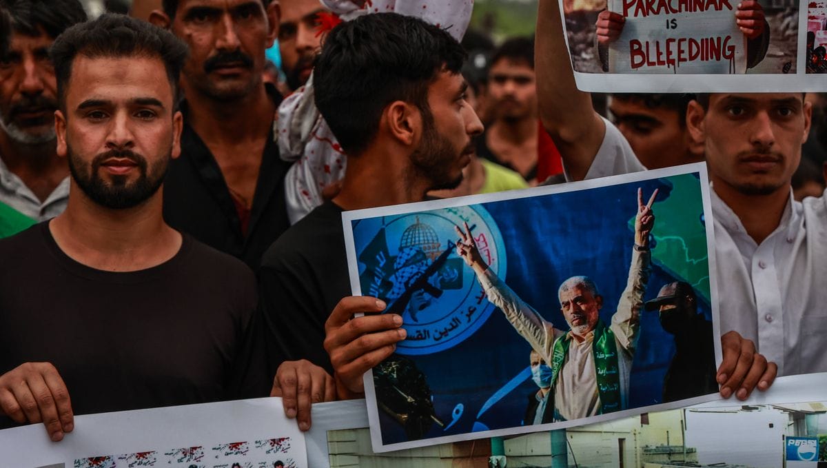 Demonstrant mit Bild des neuen Hamas-Führers Yahya Sinwar