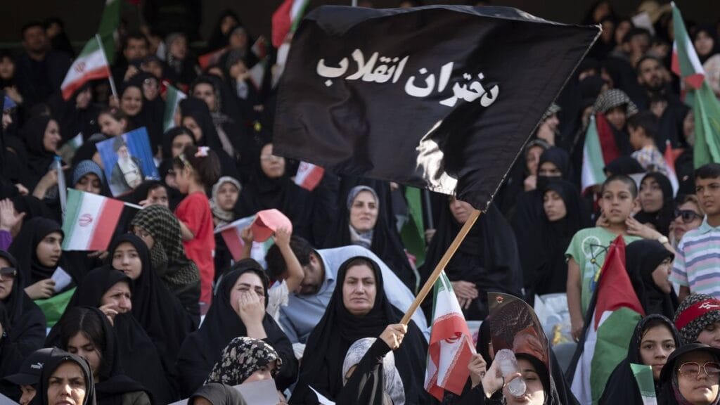 »Töchter der Revolution«: Regimeveranstaltung zur Feier der Zwangsverschleierung im Azadi-Stadion in Teheran
