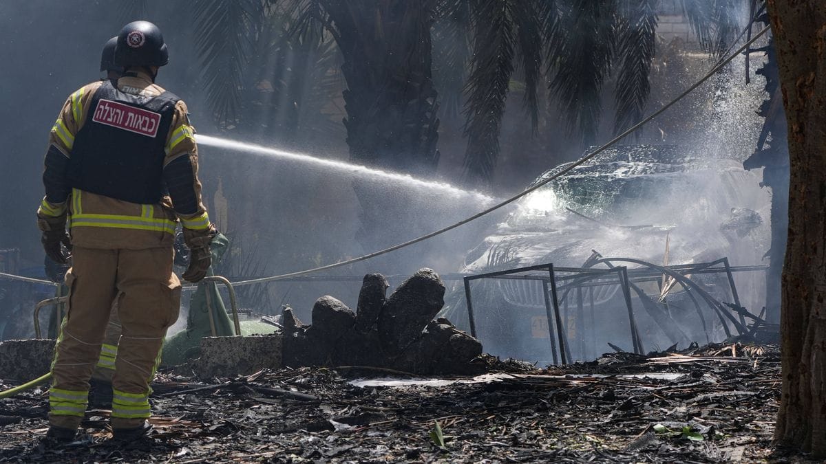 Israelische Rettungskräfte im Einsatz nach einem Hisbollah-Raketenangriff in Kirjat Schmona