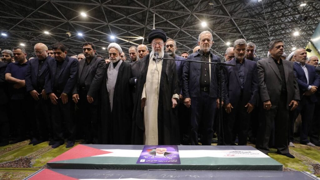 Irans Präsident Peseschkian neben Khamenei bei der Trauerzeremonie von Hamas-Chef Haniyeh