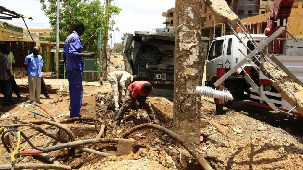 Arbeiter in der sudanesischen Stadt Omdurman beseitigen Schäden der Kampfhandlungen zwischen Regierung und RSF