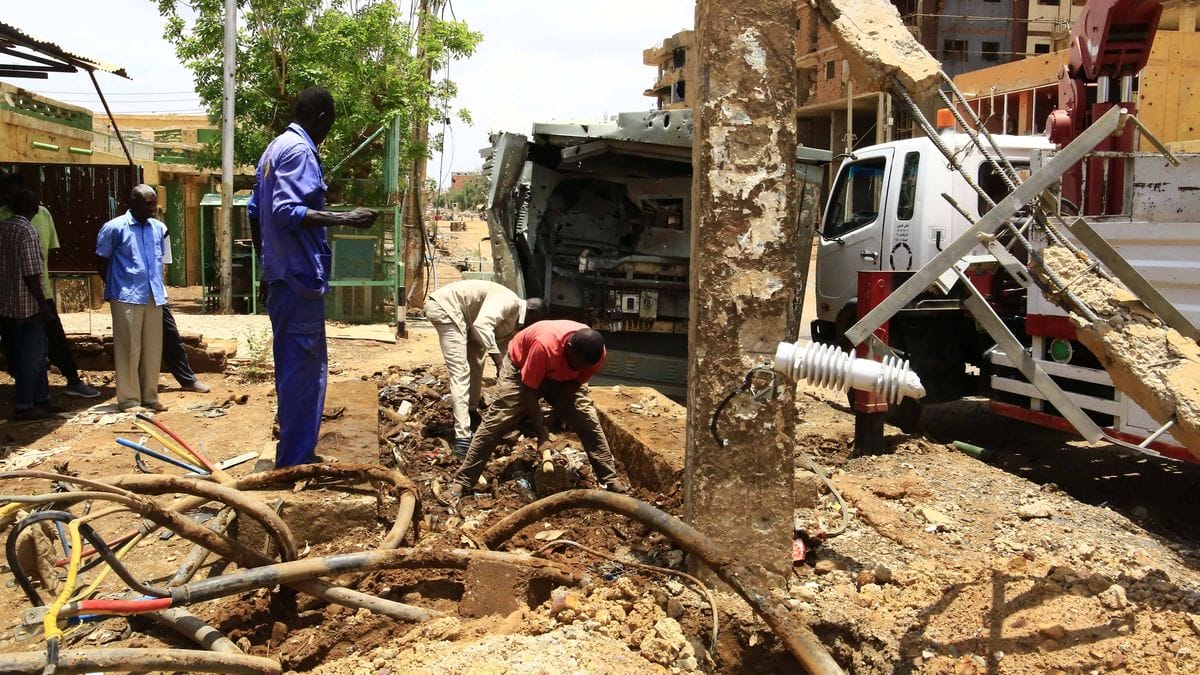 Arbeiter in der sudanesischen Stadt Omdurman beseitigen Schäden der Kampfhandlungen zwischen Regierung und RSF
