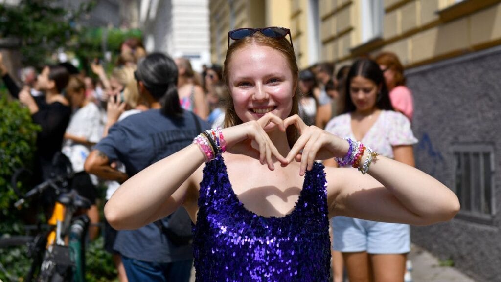 Taylor-Swift-Fans treffen sich in Wien nach der Absage der drei geplanten Konzerte wegen Terrorgefahr