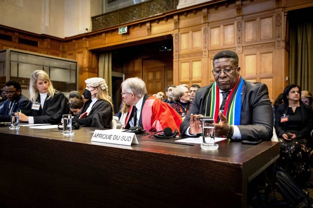 Südafrikanische Delegation beim IGH. (© imago images/ANP)