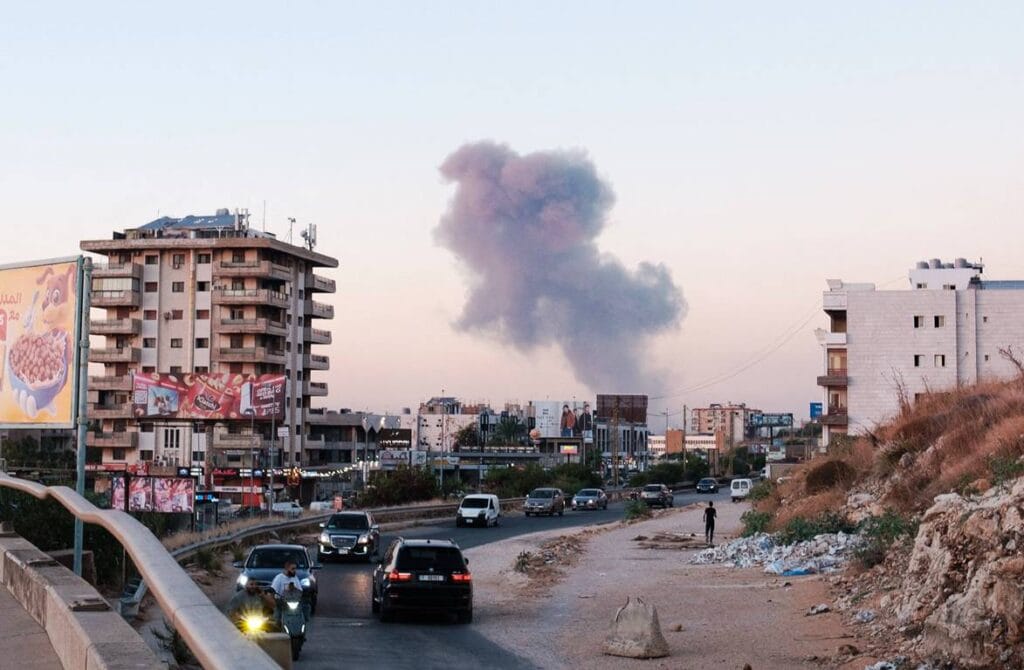 Eine Rauchsäule kündet vom Angriff auf das Hisbollah-Hauptquartier, bei dem Hassan Nasrallah getötet wurde. (© imago images/ABACAPRESS)