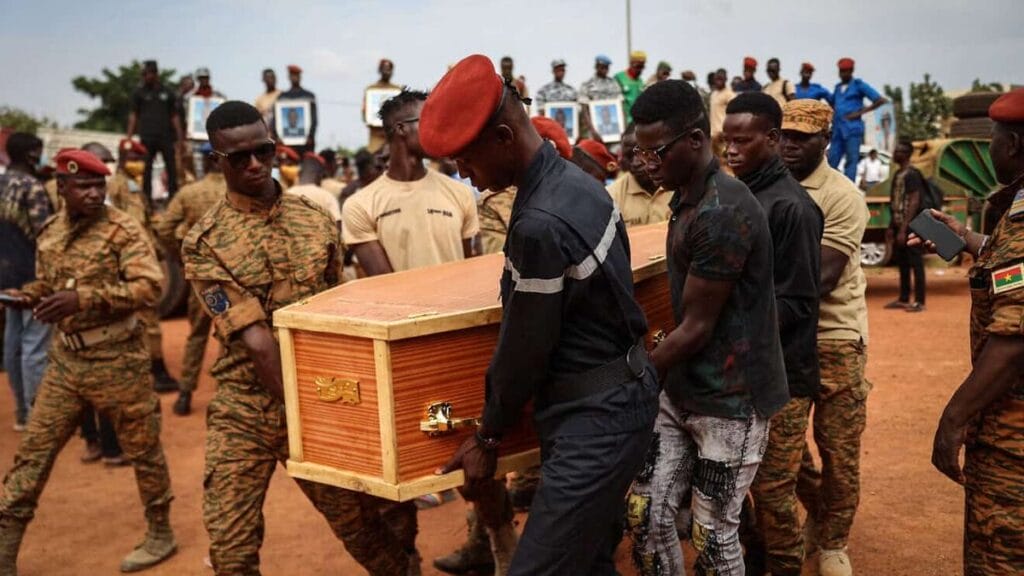 Begräbnis von Soldaten in Burkina Faso, die bei einem Al-Qaida-Überfall getötet wurden, der 37 Menschen das Leben kostete
