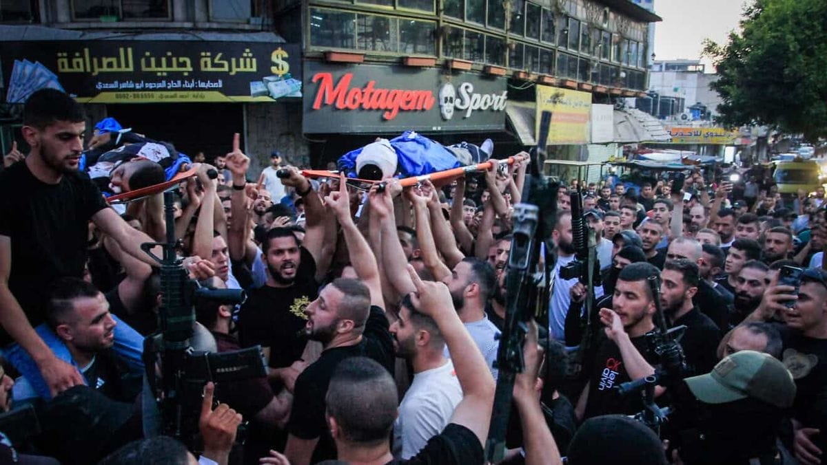 Bewaffnete Palästinenser beim Begräbnis eines bei einem israelischen Einsatz getöteten Terroristen in Dschenin