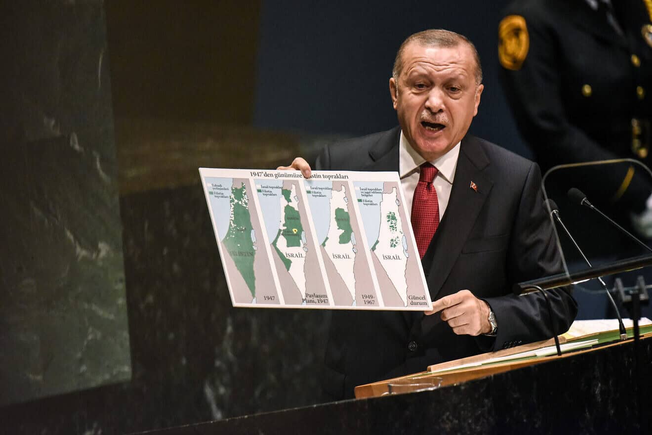 Erdogan mit einer unter Israelhassern beliebten gefälschten Karte über den angeblichen Landraub des jüdischen Staates