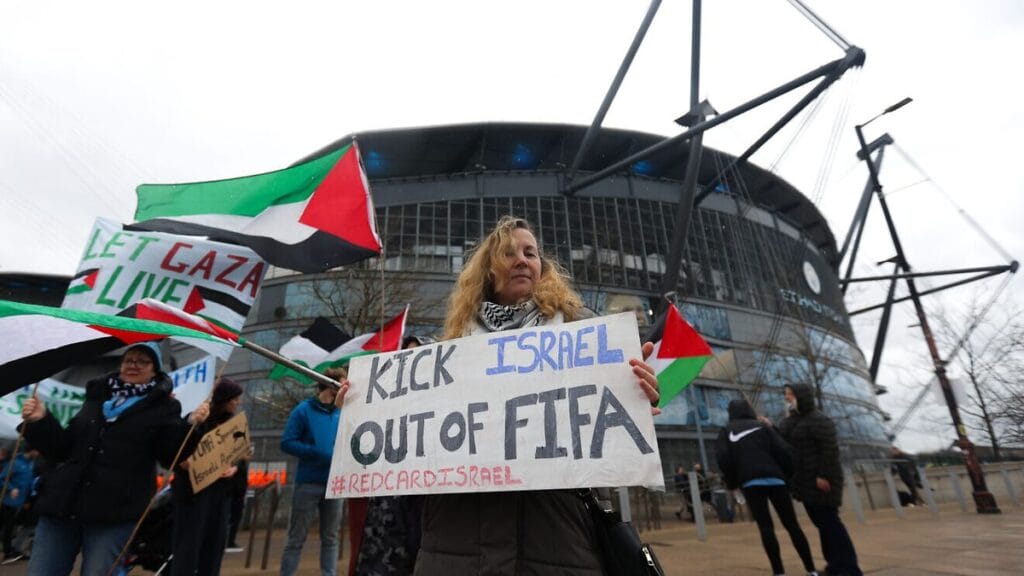 Antisemitische Demonstration gegen die Teilnahme Israels an internationalen Fußballspielen