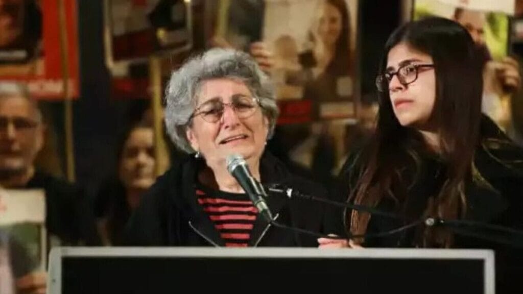Die ehemalige Hamas-Geisel Adina Moshe bei einer Veranstaltung auf dem »Platz der Geiseln« in Tel Aviv