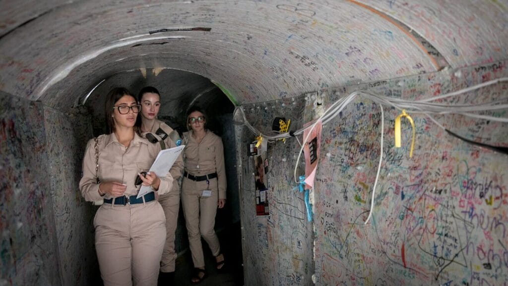 Israelische Soldatinnen besichtigen den Nachbau eines Gaza-Tunnels auf dem »Platz der Geiseln« in Tel Aviv