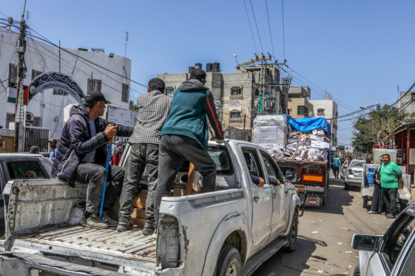 Truck mit humanitärer Hilfe fährt über israelischen Grenzübergang Kerem Shalom in den Gazastreifen