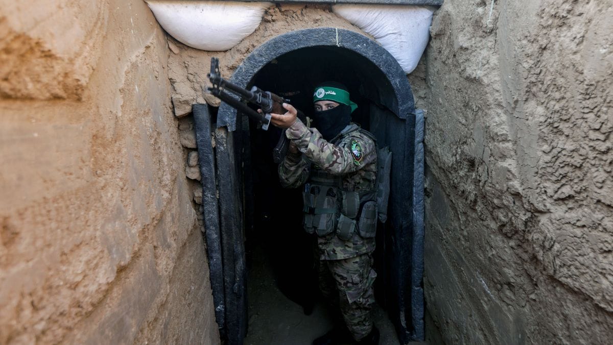 Ein Mitglied der Qassam-Brigaden vor einem der Hamas-Kampftunnel