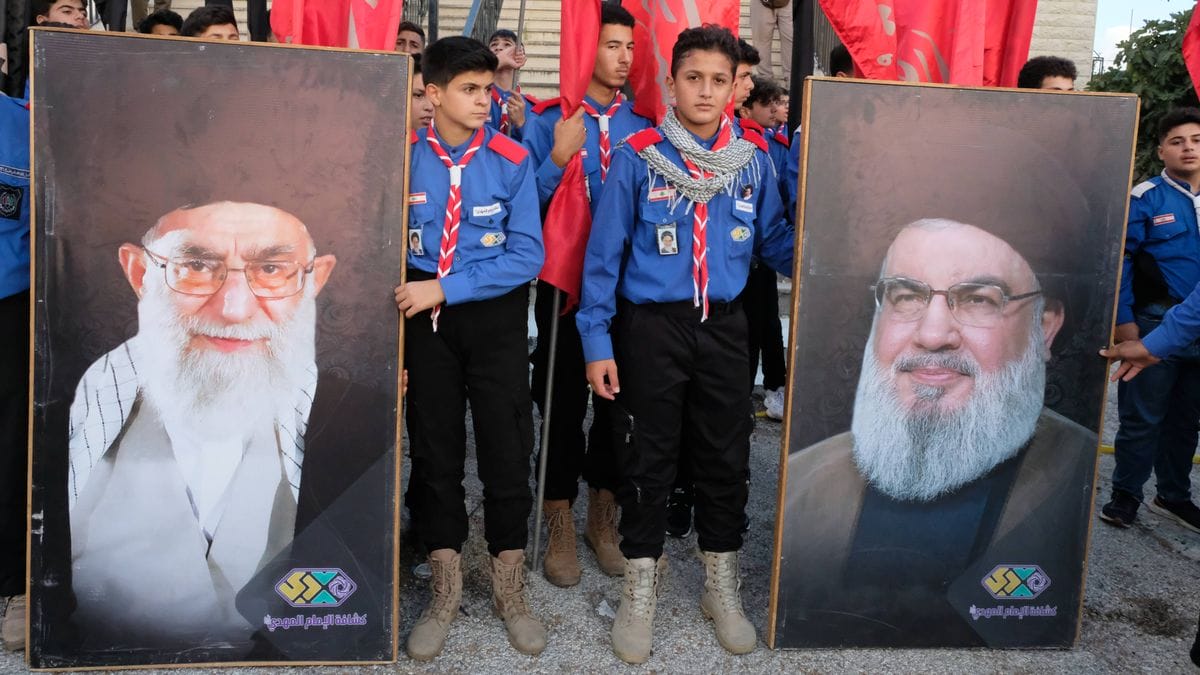 Libanesische Jugendliche mit Postern von Hisbollah-Chef-Nasrallah und Irans Oberstem Führer Khamenei