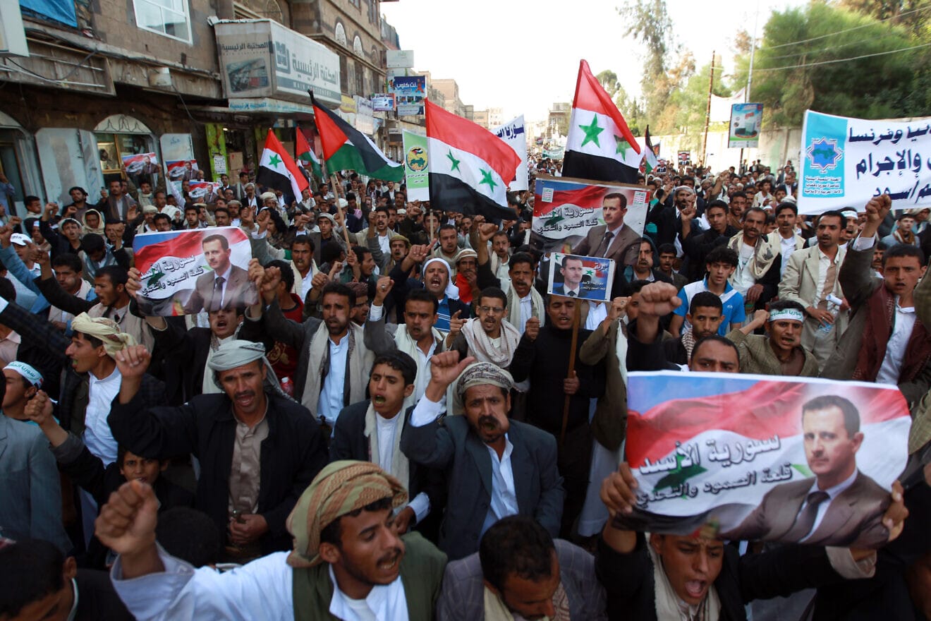 Huthi-Aktivisten im jemenitischen Sanaa mit Plakaten von Syriens Diktator Assad