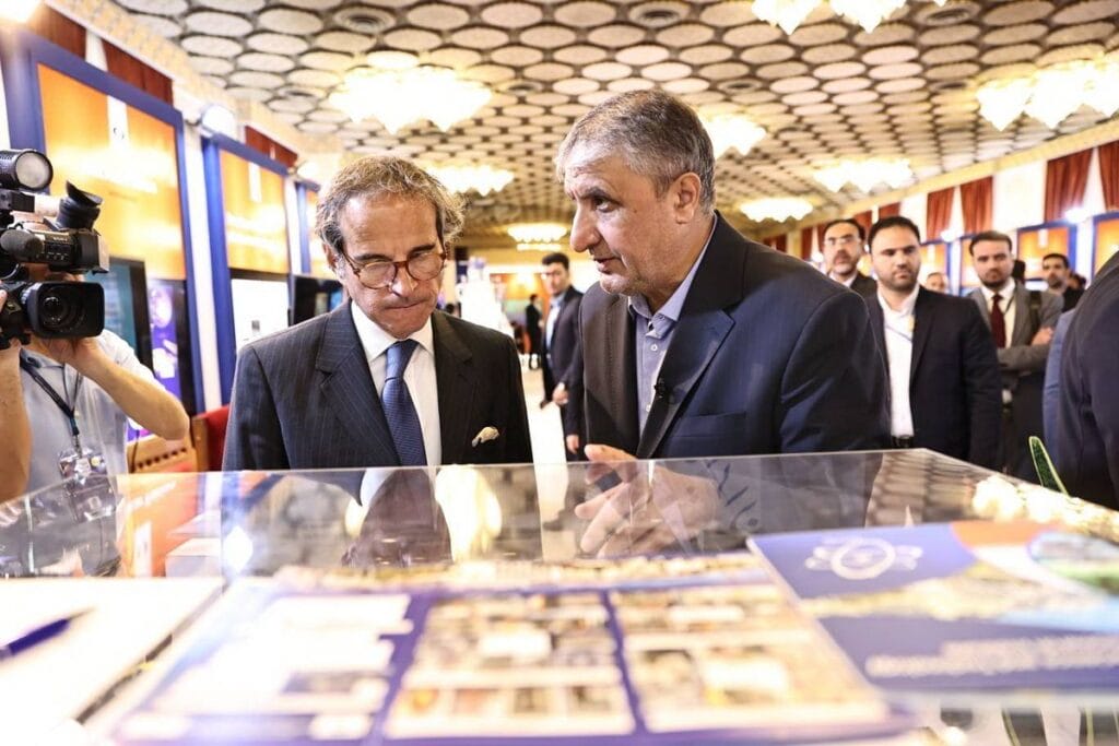 IAEO-Direktor Rafael Grossi mit dem Chef der iranischen Atombehörde, Mohammad Eslami