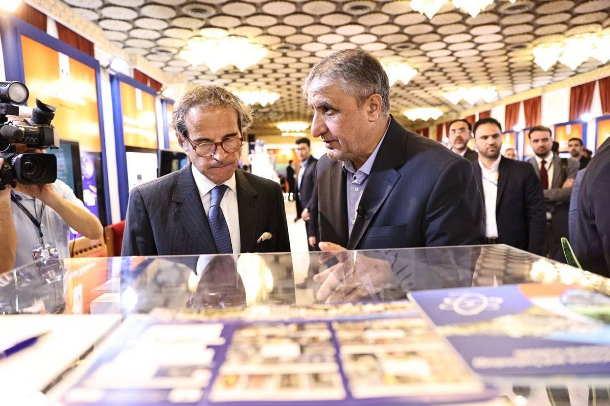 IAEO-Direktor Rafael Grossi mit dem Chef der iranischen Atombehörde, Mohammad Eslami
