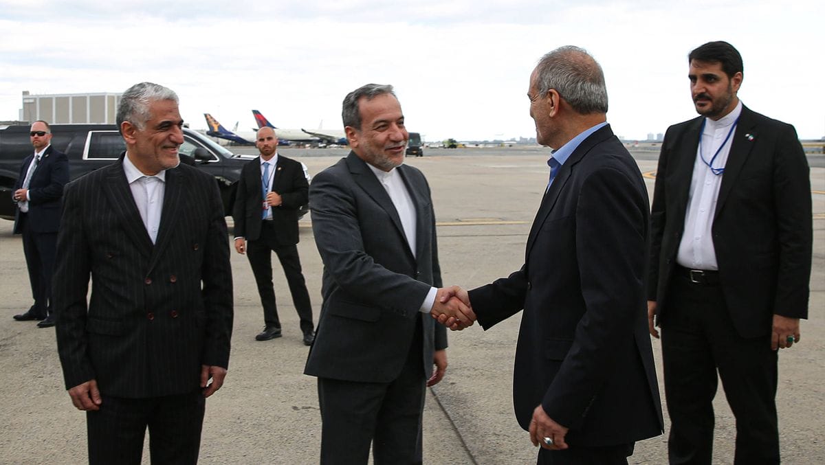 Irans Außenminister Araghchi begrüßt Präsident Peseschkian in New York