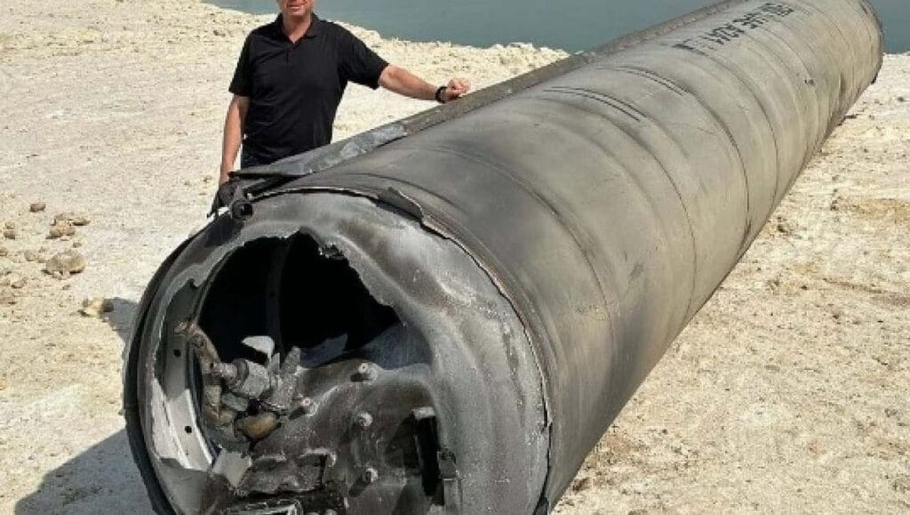 Israeli neben einer abgefangenen iranischen Rakete am Toten Meer