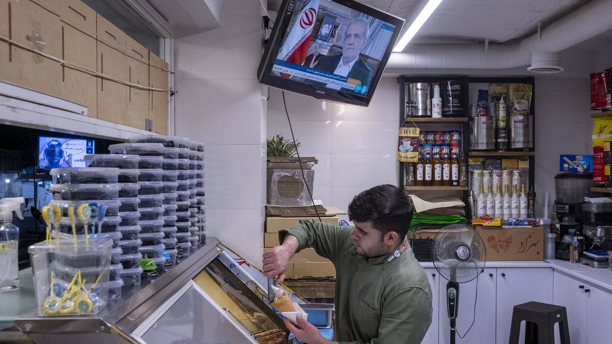 Übertragung des iranischen Präsidenten Peseschkian in einem Saft- und Eisladen in Teheran
