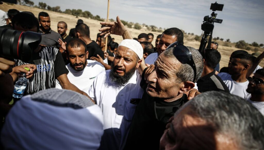 Beduinisch-israelische Hamas-Geisel Qaid Farhan Al-Qadi wird nach seiner Freilassung seinem Dorf im Negev begrüßt