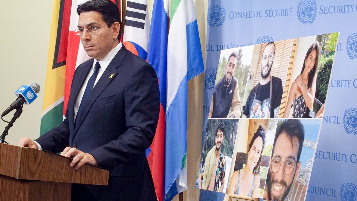Israels UNO-Botschafter Danny Danon mit Bildern der sechs in einem Hamas-Tunnel hingerichteten Geiseln
