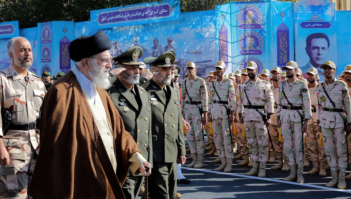 Khamenei mit Revolutionsgarden-Kommandeur Hossein Salami bei einer Abschlusszeremonie iranischer Kadetten