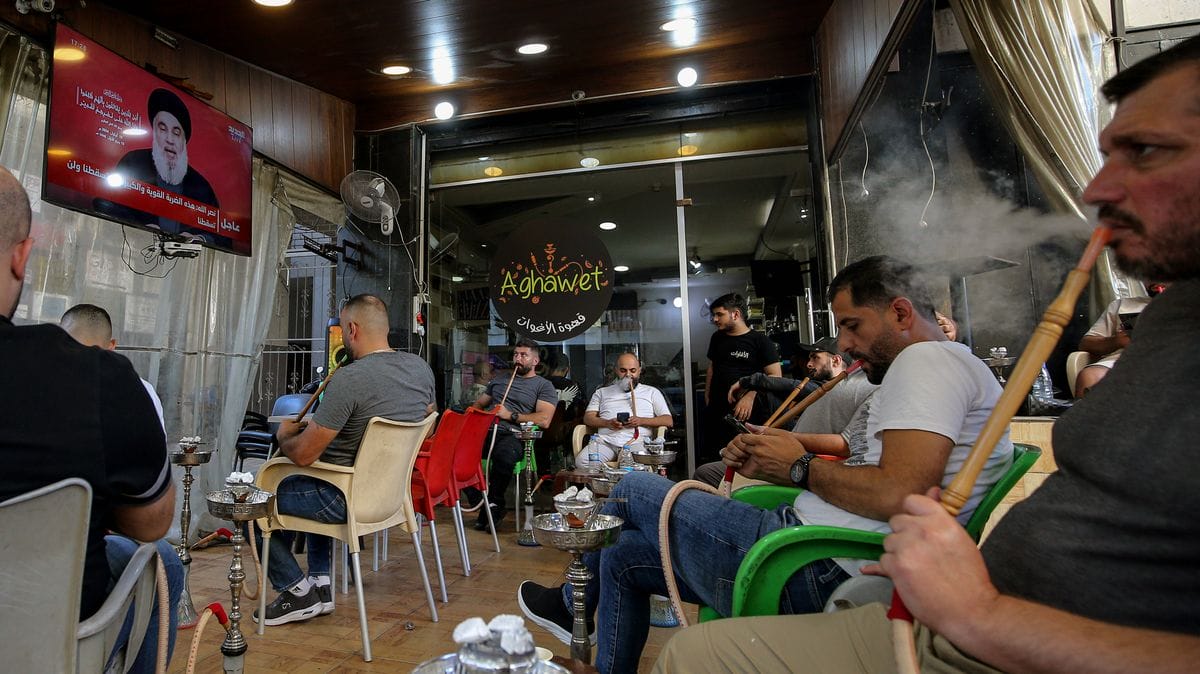 Libanesen in Beirut beobachten TV-Ansprache von Hisbollah-Chef Hassan Nasrallah Hisbollah