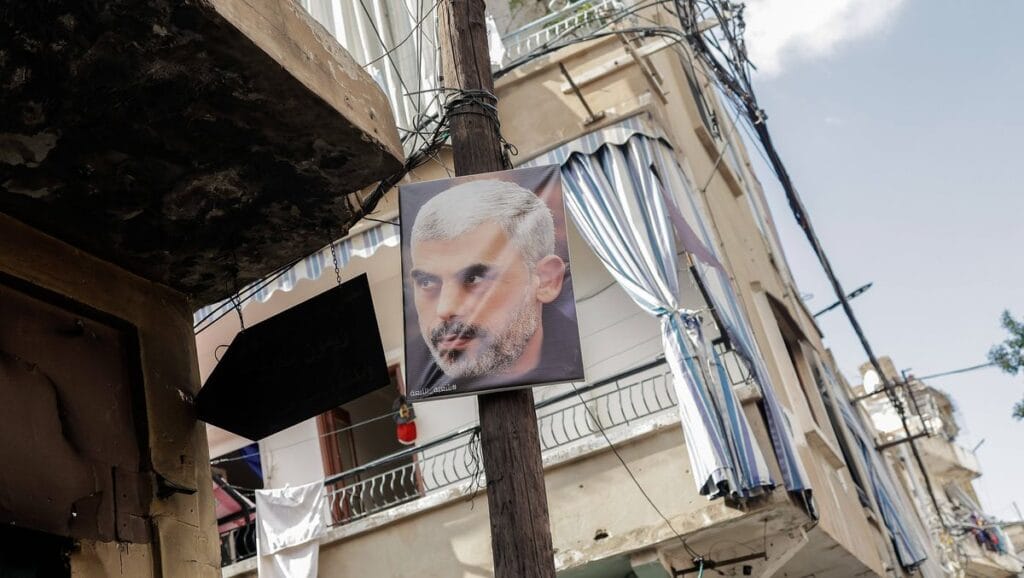 Ein Poster von Hamas-Chef Yahya Sinwar in der libanesischen Hauptstadt Beirut