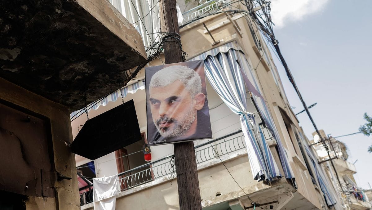 Ein Poster von Hamas-Chef Yahya Sinwar in der libanesischen Hauptstadt Beirut