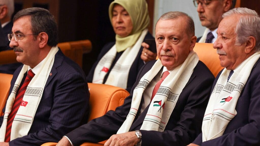 Der türkische Präsident Erdoğan bei der Rede von Palästinenserpräsident Abbas im Parlament in Ankara