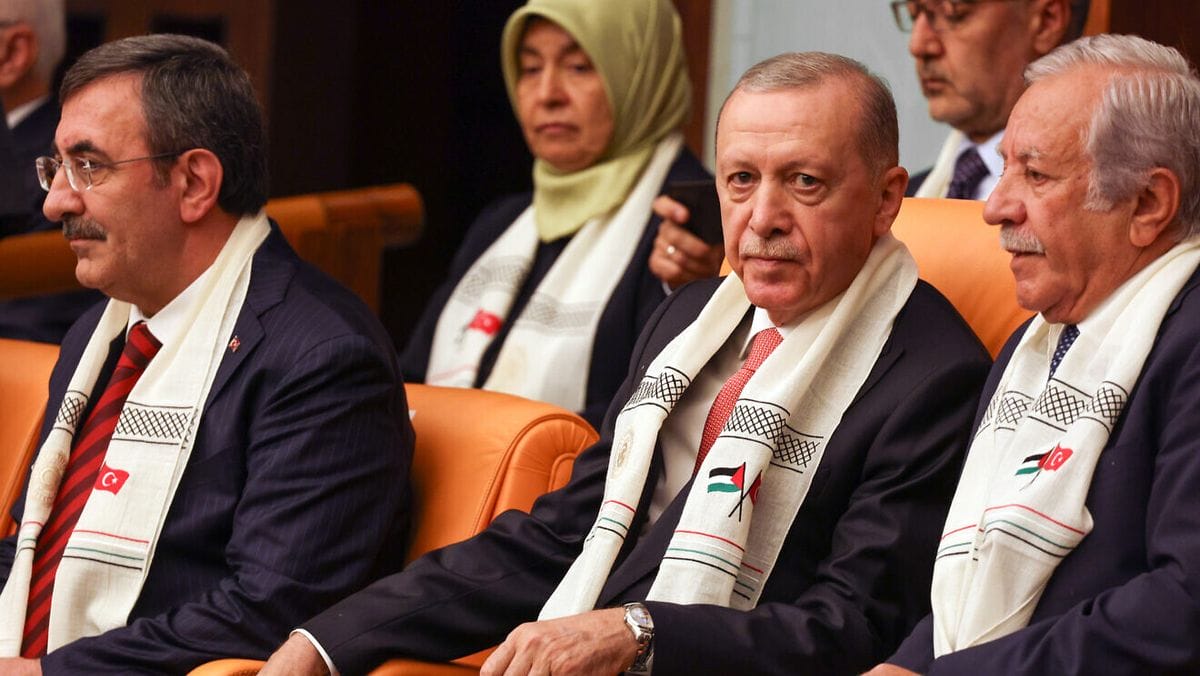 Der türkische Präsident Erdoğan bei der Rede von Palästinenserpräsident Abbas im Parlament in Ankara