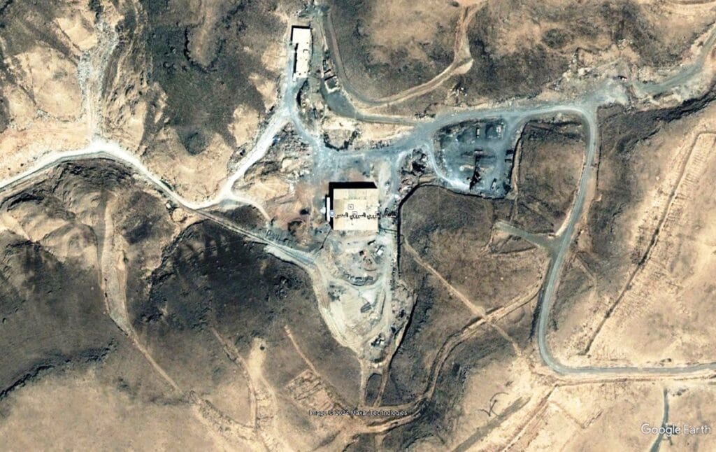 Satellitenbild des al-Kibar-Reaktors in Nordostsyrien, aufgenommen rund einen Monat vor dem israelischen Angriff. (Quelle: Google Earth)