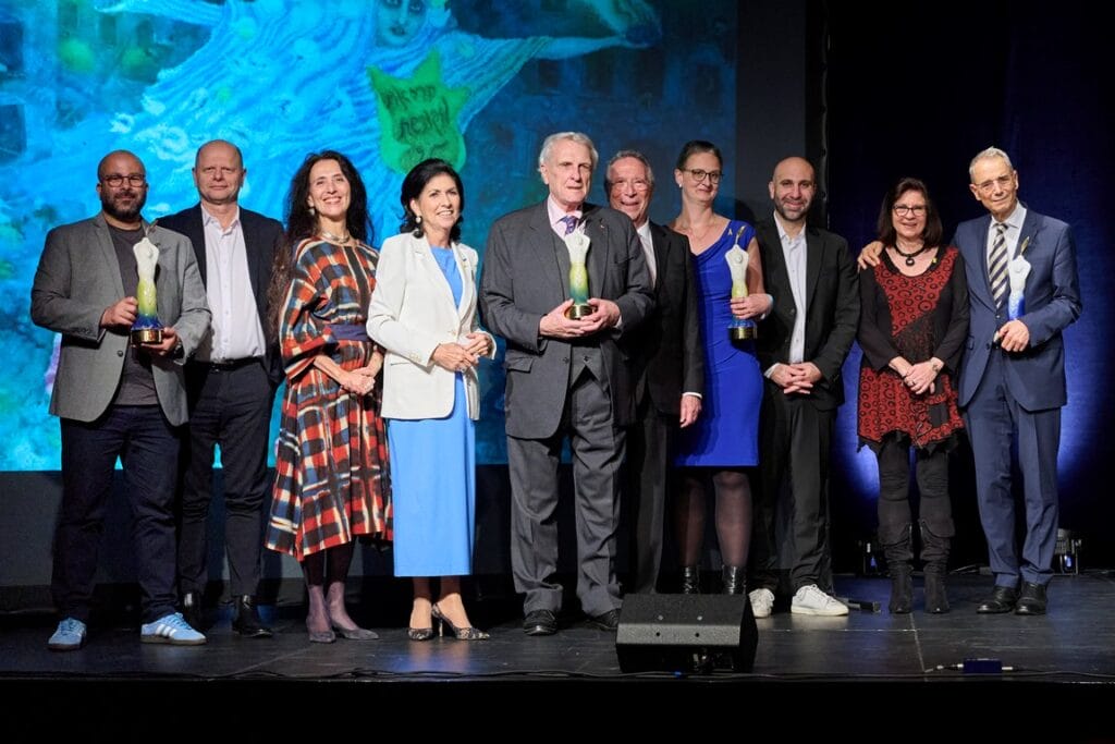 Die Mitwirkenden bei der Verleihung des Arik-Brauer-Preises 2024 (von links nach rechts): Arye Sharuz Shalicar, Stefan Kaltenbrunner, Timna Brauer, Danielle Spera, Josef Joffe, Erwin Javor, Rebecca Schönenbach, Ahmad Mansour, Maya Zehden und Michael Wolffsohn. (© Klaus Titzer/Mena-Watch)