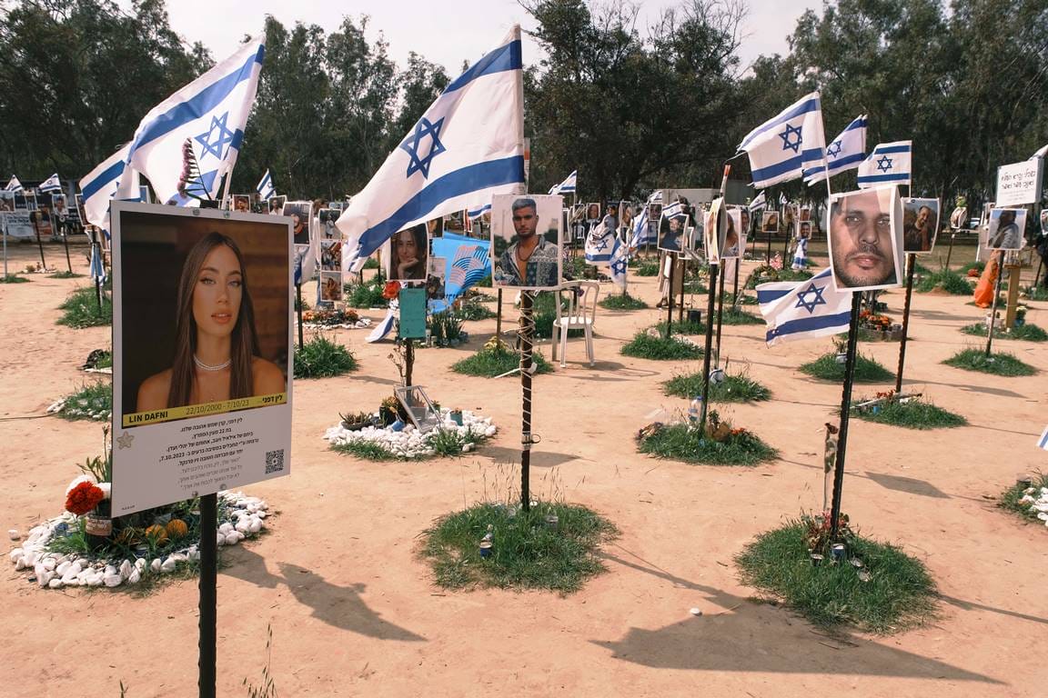 Gedenkstätte am Gelände des Nova-Festivals, einem der Orte, an dem sich die Verbrechen zugetragen habe, über die in Schreie vor der Stille erinnert wird. (© imago images/ZUMA Press Wire)