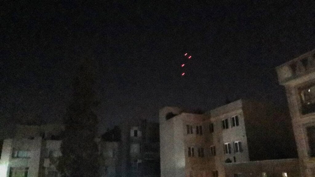 Der Himmel über Teheran während der israelischen Präzisionsschläge der vergangenen Nacht. (© imago images/Xinhua)