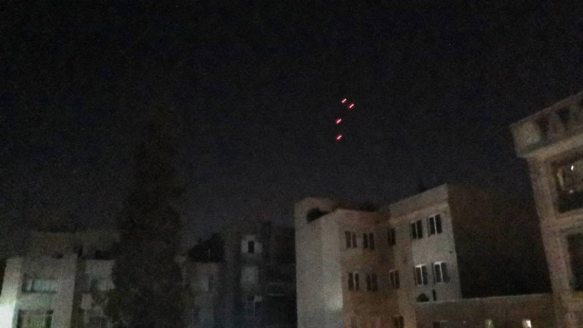 Der Himmel über Teheran während der israelischen Präzisionsschläge der vergangenen Nacht. (© imago images/Xinhua)