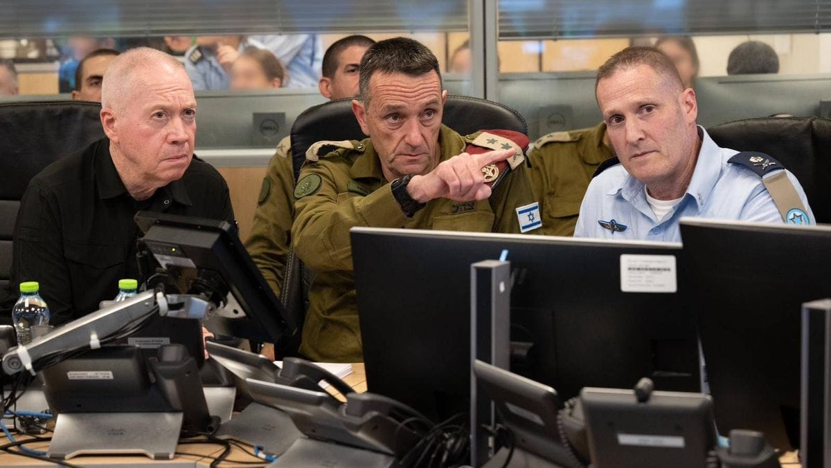 Israels Verteidigungsminister Yoav Gallant bei einer Lagebesprechung mit Generalstabschaf Herzi Halevi