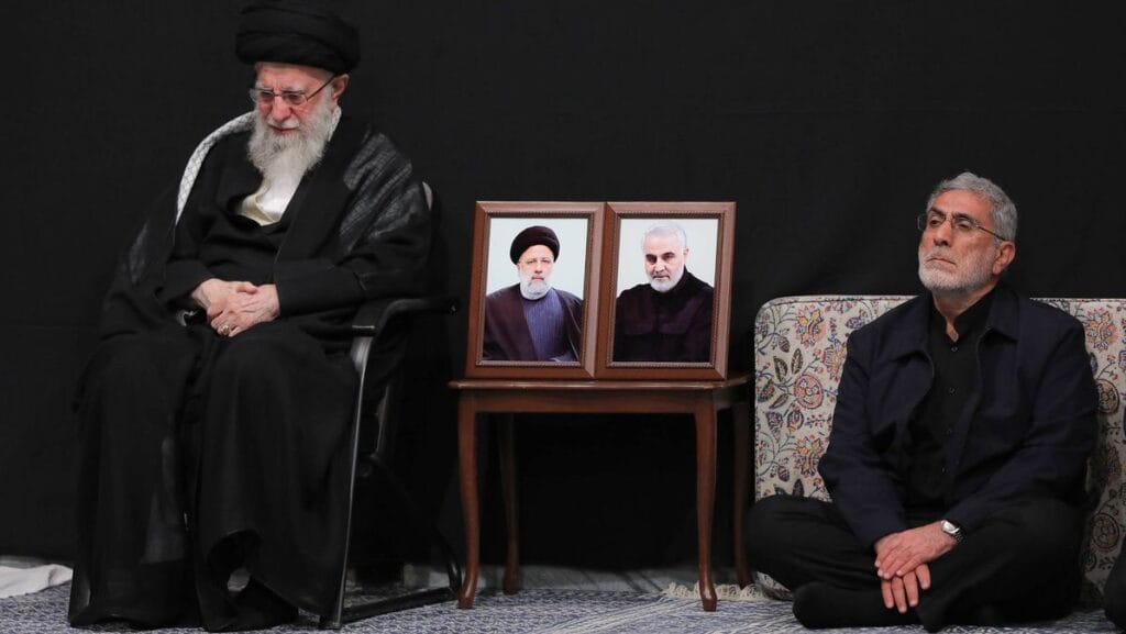 Der Führer der IRGC-Quds-Brigaden, Esmail Ghaani, mit Irans oberstem Führer Ali Khamenei