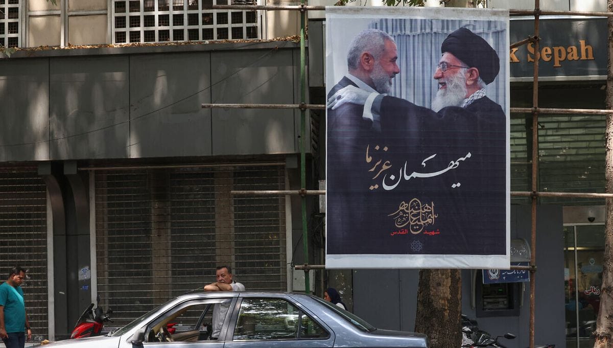 Poster von Irans oberstem Führer Ali Khamenei und dem im Sommer getöteten Hamas-Chef Ismail Hanyieh in Teheran