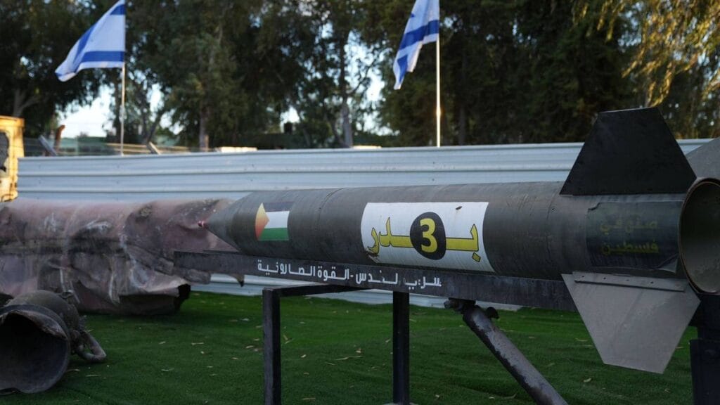 Israel präsentiert in Sinwars Hamas-Tunneln gefundene Raketen