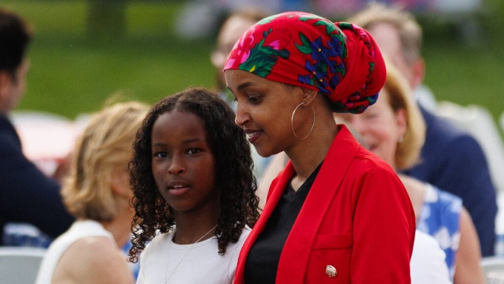 Isra Hirsi mit ihrer Mutter, der demokratischen US-Abgeordneten Ilhan Omar