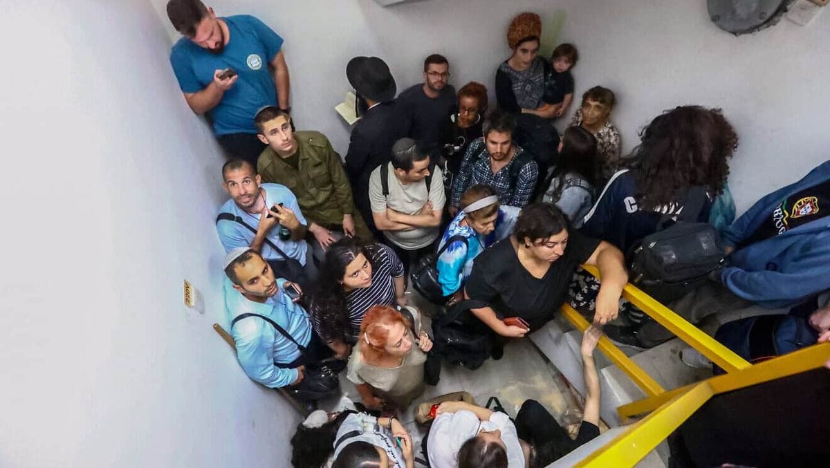 Israelische Zivilisten suchen in einen Schutzraum in Tel Aviv Deckung vor dem iranischen Raketenangriff