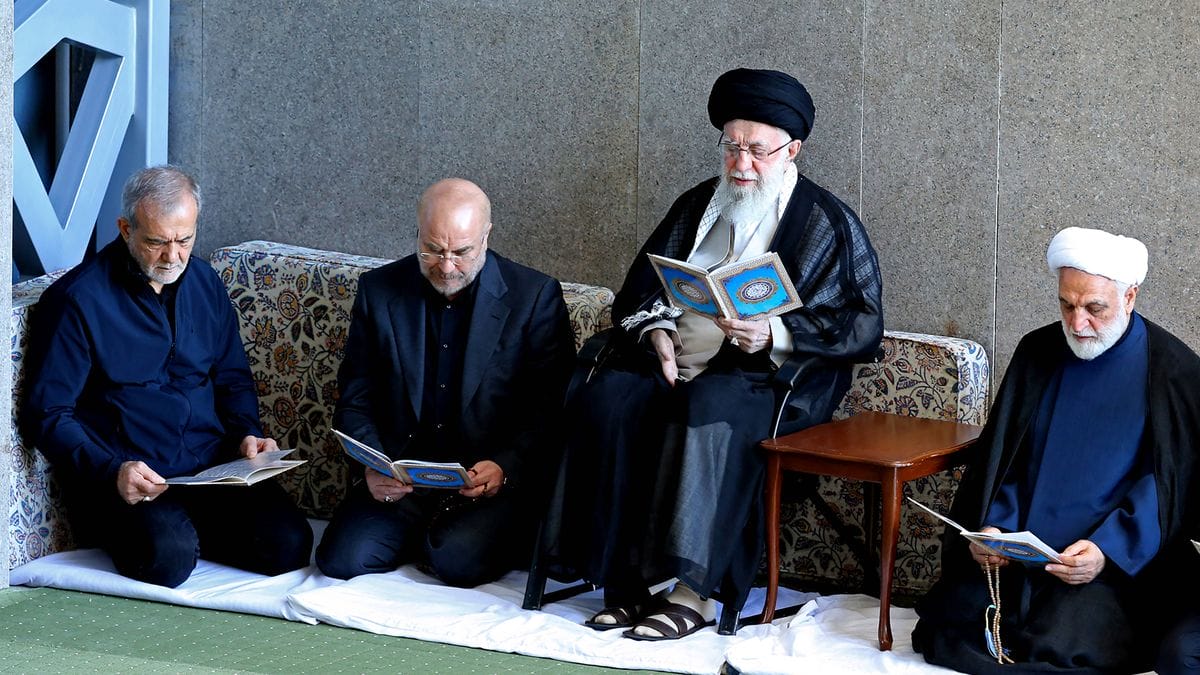 Irans Präsident Peseschkian, Parlamentssprecher Ghalibaf, Khamenei und Justiz-Chef Ejeie bei der Freitagspredigt