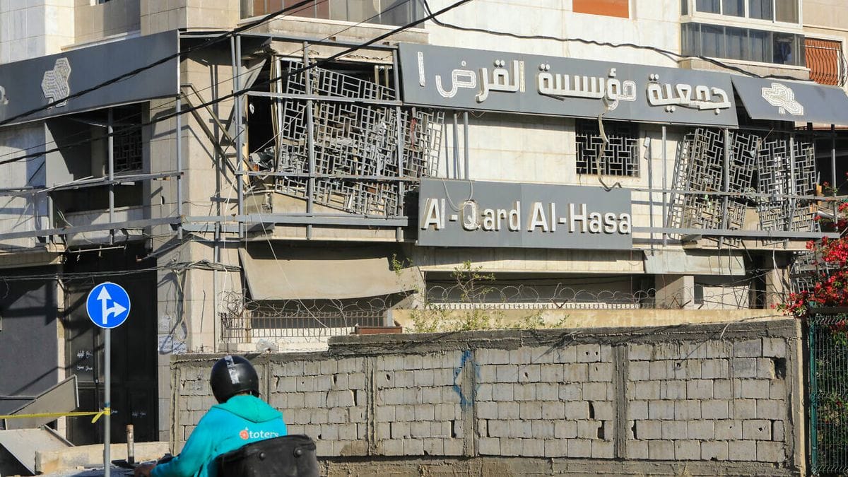 Eine von einem israelischen Luftschlag getroffene Filiale der Al-Qard Al-Hassan in Südbeirut