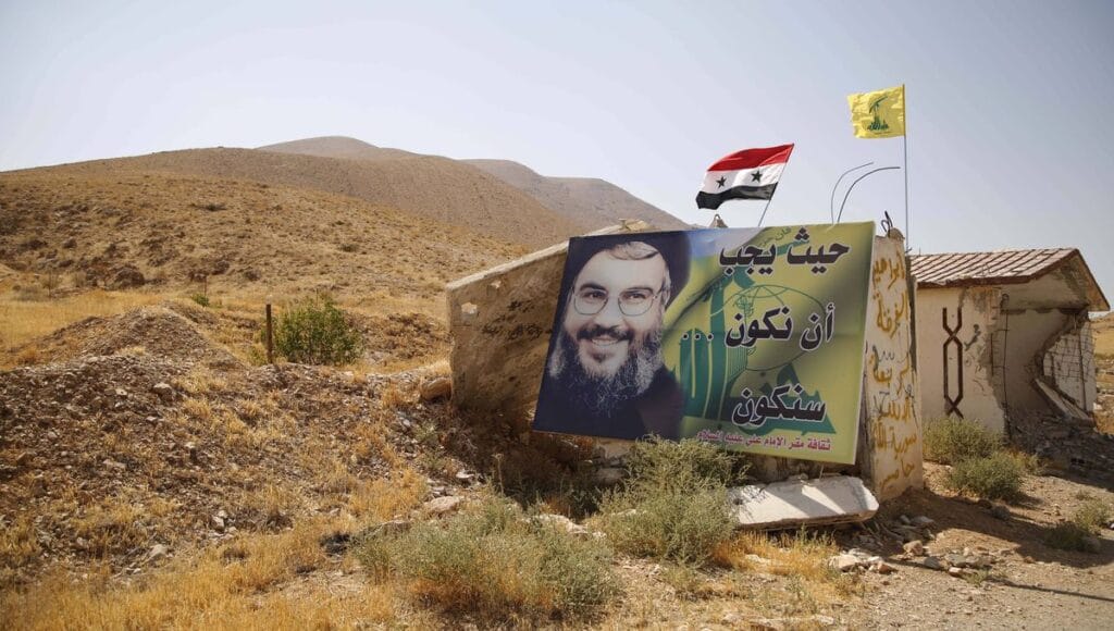 Plakat von Hisbollah-Chef Hassan Nasrallah nahe der Stadt Qara in der syrischen Region Qalamun