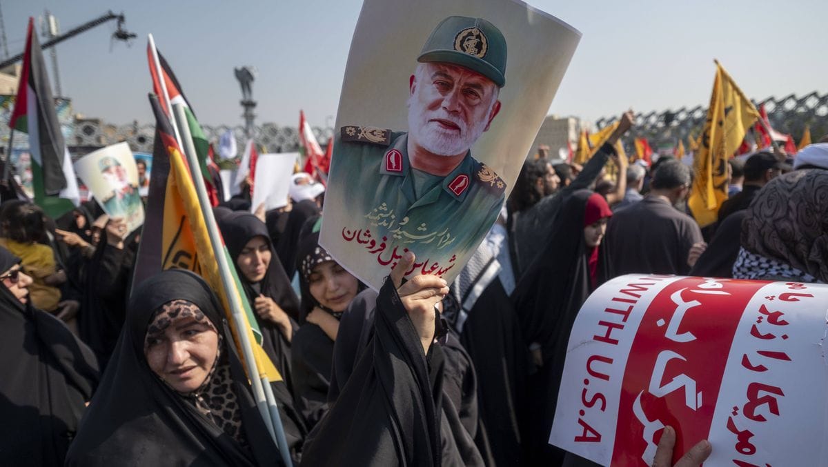 Schwerer Schlag für Iran: Begräbnis von Abbas Nilforoushan in Teheran