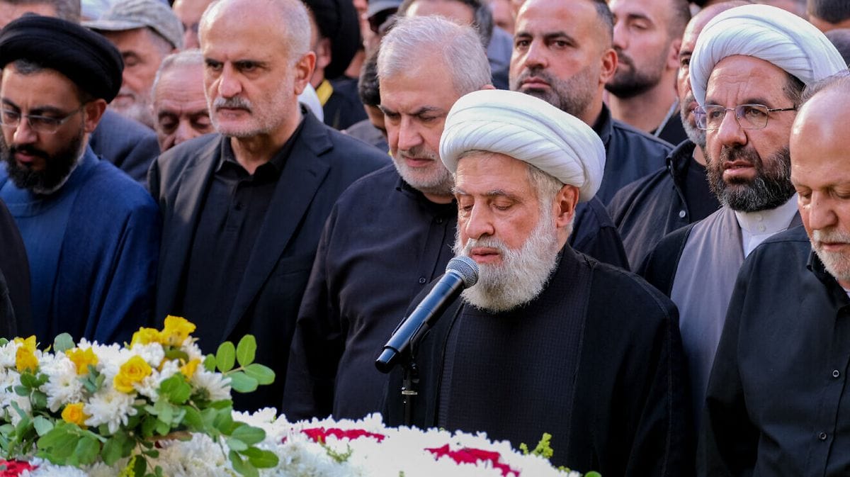 Der stellvertretende Hisbollah-Chef Naim Qassem beim Begräbnis mehrerer von Israel getöteter Hisbollah-Kommandeure