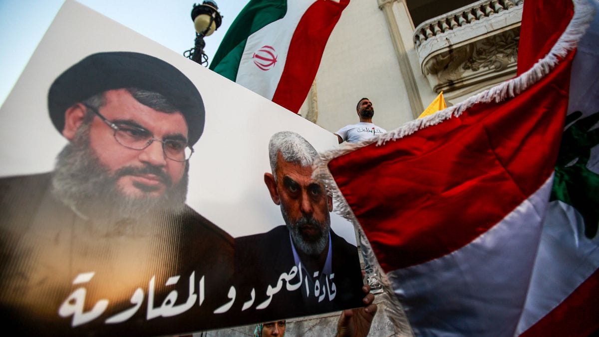 Plakat von Ex-Hisbollah-Chef Nasrallah und Hamas-Chef Sinwar: antiisraelische Demonstranten in Tunesien